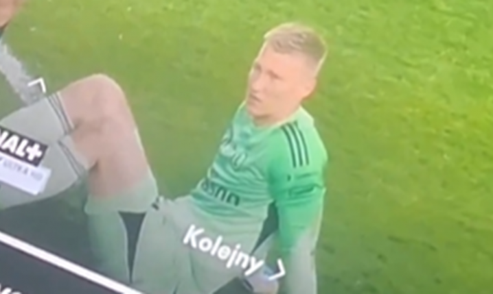 SZTAB LEGII biegnie do potrzebującego pomocy bramkarza, a ten... xD [VIDEO]